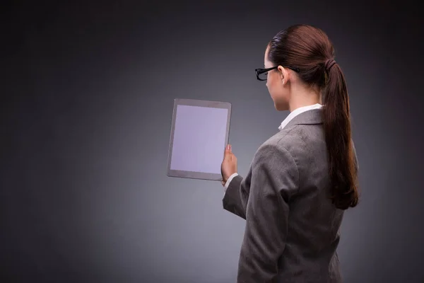Mujer con Tablet PC en concepto de negocio — Foto de Stock