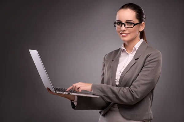 Giovane donna d'affari che lavora con il laptop nel concetto di business — Foto Stock