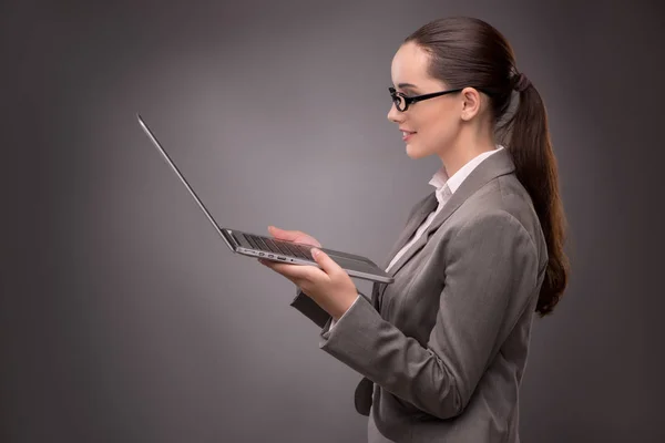 Jeune femme d'affaires travaillant avec ordinateur portable dans le concept d'entreprise — Photo