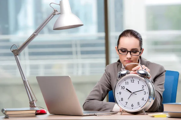 Zakenvrouw niet voldoen aan uitdagende deadlines — Stockfoto