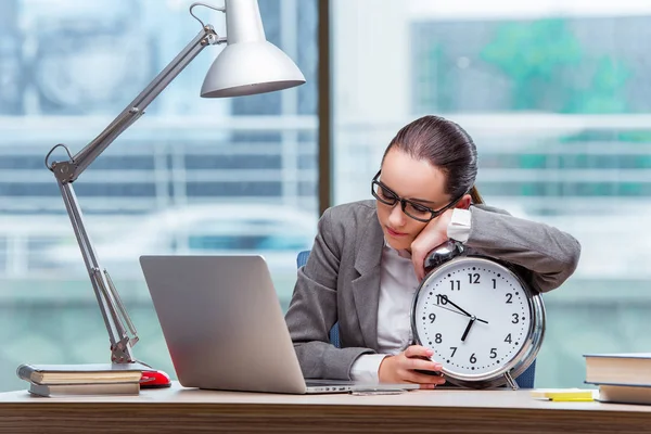 Geschäftsfrau hält ihre Fristen im Geschäftskonzept nicht ein — Stockfoto