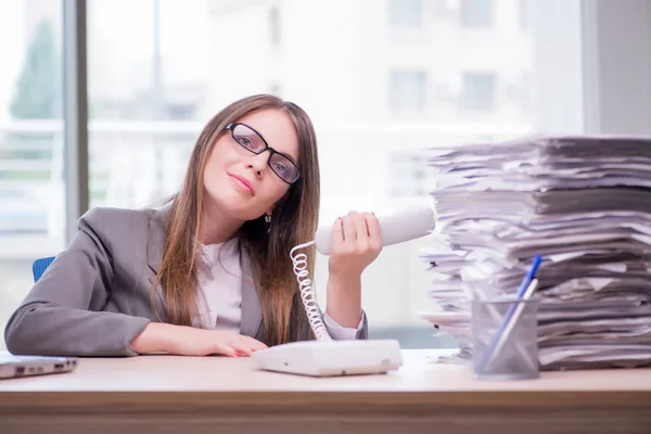 Empresária que trabalha no escritório — Fotografia de Stock