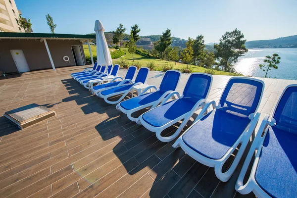 Bella piscina all'aperto nella luminosa giornata estiva — Foto Stock