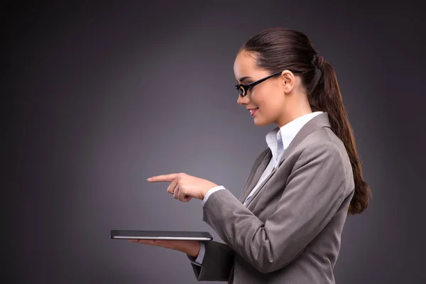 İş kadını iş konseptinde tablet bilgisayarda çalışıyor — Stok fotoğraf