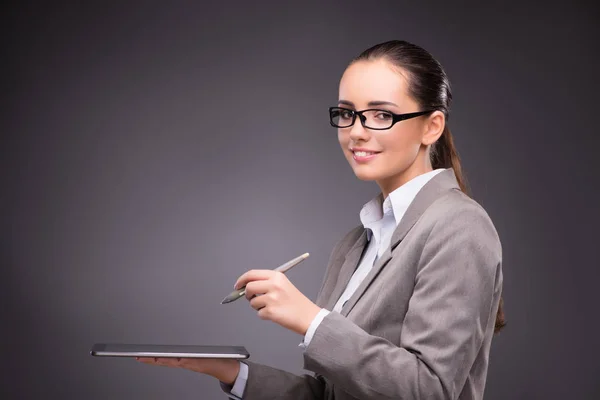 Bizneswoman pracuje na tablecie w koncepcji biznesowej — Zdjęcie stockowe