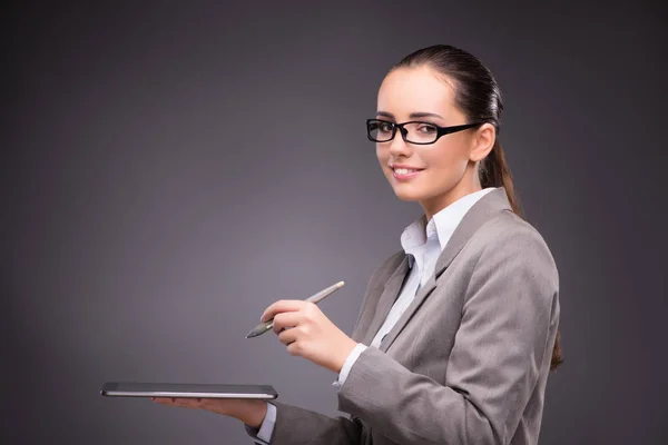 Zakenvrouw werkt aan tablet computer in business concept — Stockfoto