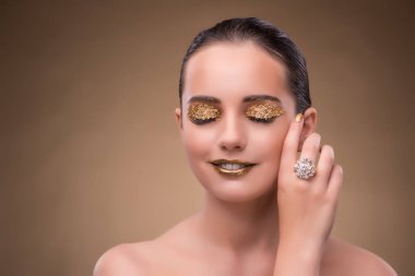 Zarif kadın mücevher moda kavramı ile