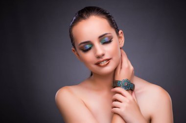 Güzel kadın mücevher güzellik kavramı ile