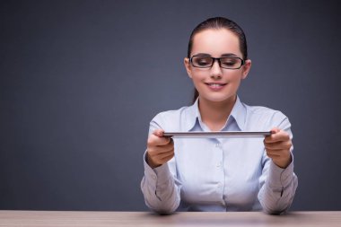 İş kadını iş kavramı içinde tablet bilgisayar ile çalışma