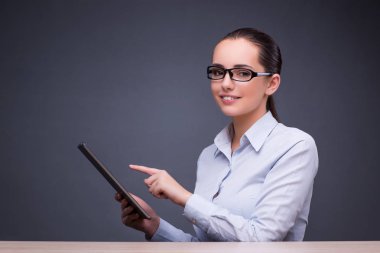 İş kadını iş kavramı içinde tablet bilgisayar ile çalışma