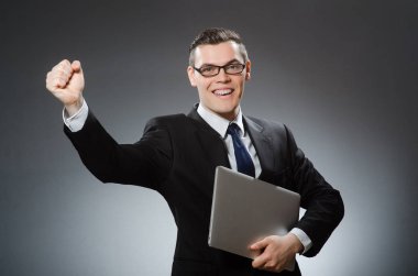 İş konseptinde dizüstü bilgisayarı olan adam