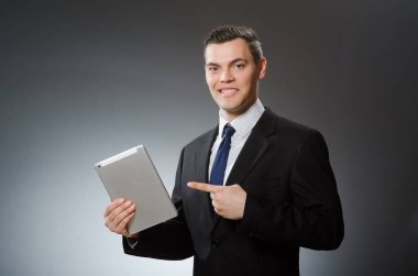 Onun tablet bilgisayar iş kavramı kullanarak iş adamı