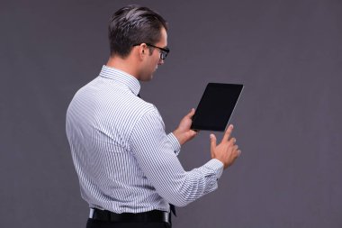 Tablet bilgisayarıyla beyaz izole iş adamı