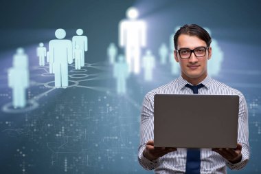 Sosyal ağ kavramı içinde laptop ile işadamı