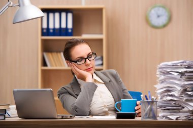 Çok fazla stres altında iş kadını ofiste çalışmak