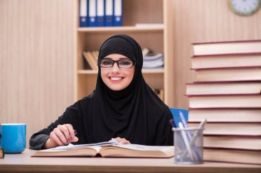 Kadın Müslüman öğrenci sınavlara hazırlama