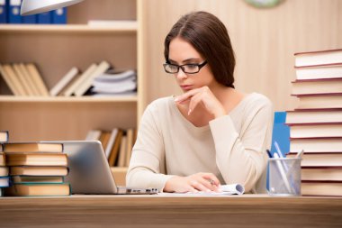 Üniversite sınavlarına hazırlanan genç öğrenci.