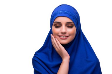 Kadın beyaz izole geleneksel Müslüman kılığına girmiş