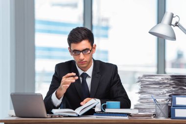 Ofiste çalışan genç bir işadamı.