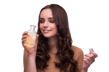 Parfüm şişesi üzerinde beyaz izole olan kadın