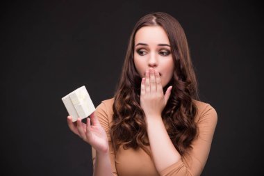 Giftbox ve evlilik teklifi ile genç kadın