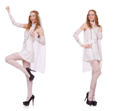 Beyaz tenli, açık renkli, büyüleyici elbiseli güzel bayan.