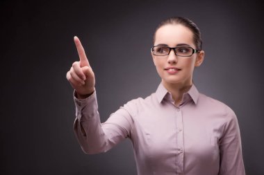 İş kavramı içinde sanal düğmelere basarak işkadını