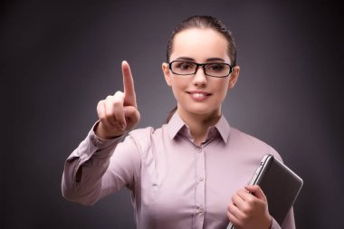 İş kavramı içinde sanal düğmelere basarak işkadını