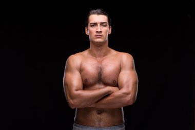 Kaslı adam siyah arka plan üzerine sökük