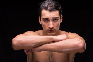 Kas yakışıklı adam siyah arka plan üzerine sökük