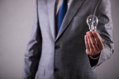 Ampul yaratıcılık kavramı içinde tutan işadamı