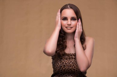 Genç güzel kadın moda kavramı