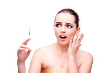 Plastik cerrahi üzerine beyaz izole kadın korktuğu