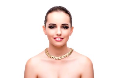 Güzel bir kadın mücevherlerle bembeyaz