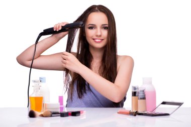 Kadın beyaz izole makyaj uygulamak