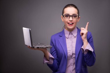 Masasında çalışan iş kadını.