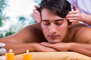 Spa salonda masaj oturumu sırasında adam