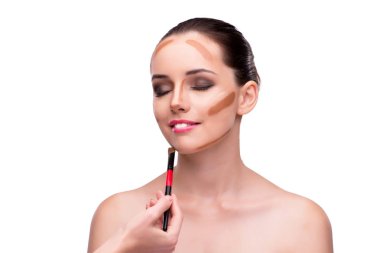 Güzellik konsepti olan genç bir kadın beyazda izole edilmiş.