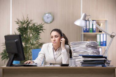 Ofiste çalışan iş kadını.