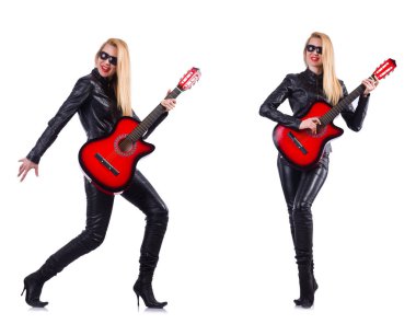Beyaz tenli gitar çalan genç bir kadın.