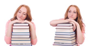Kitap yığınları olan kadın öğrenci.