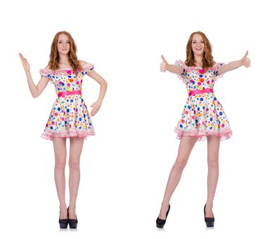 Benekli elbiseli genç kadın beyazda izole edilmiş.