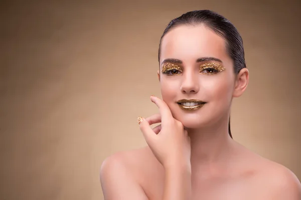 Ung kvinna med elegant makeup — Stockfoto