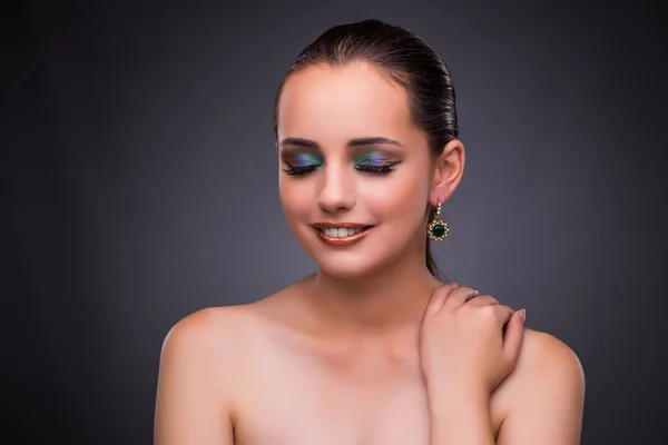 Hermosa mujer con joyas en concepto de belleza —  Fotos de Stock