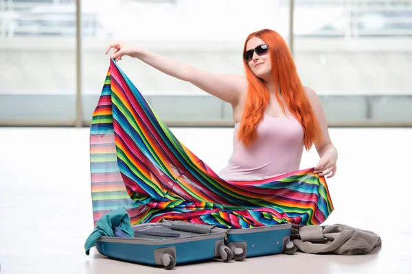 Young woman packing for travel vacation — Stock Photo, Image