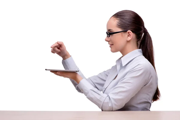 在白色背景上的平板计算机上工作的女商人 — 图库照片