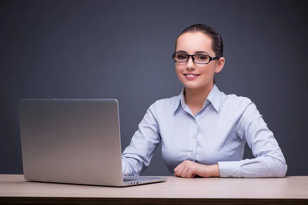若いですビジネスマン女性とノートパソコンで彼女の机 — ストック写真