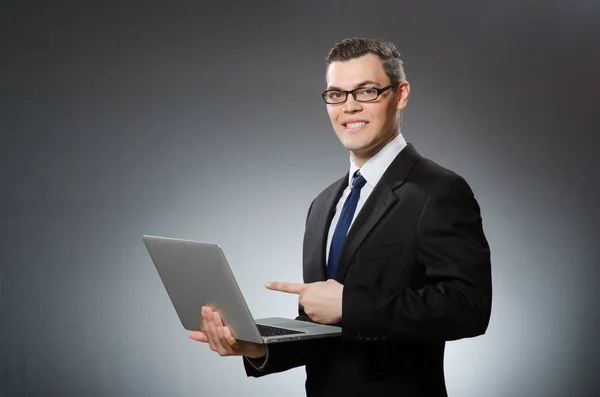 Hombre con portátil en concepto de negocio — Foto de Stock