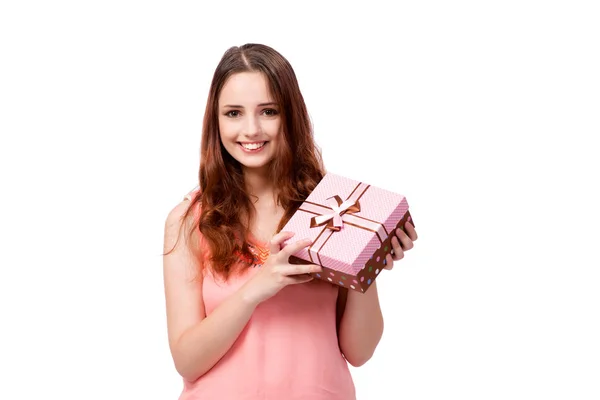 Mujer joven con caja de regalo aislada en blanco — Foto de Stock