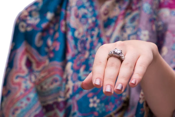 Руки с ювелирными кольцами в концепции моды — стоковое фото